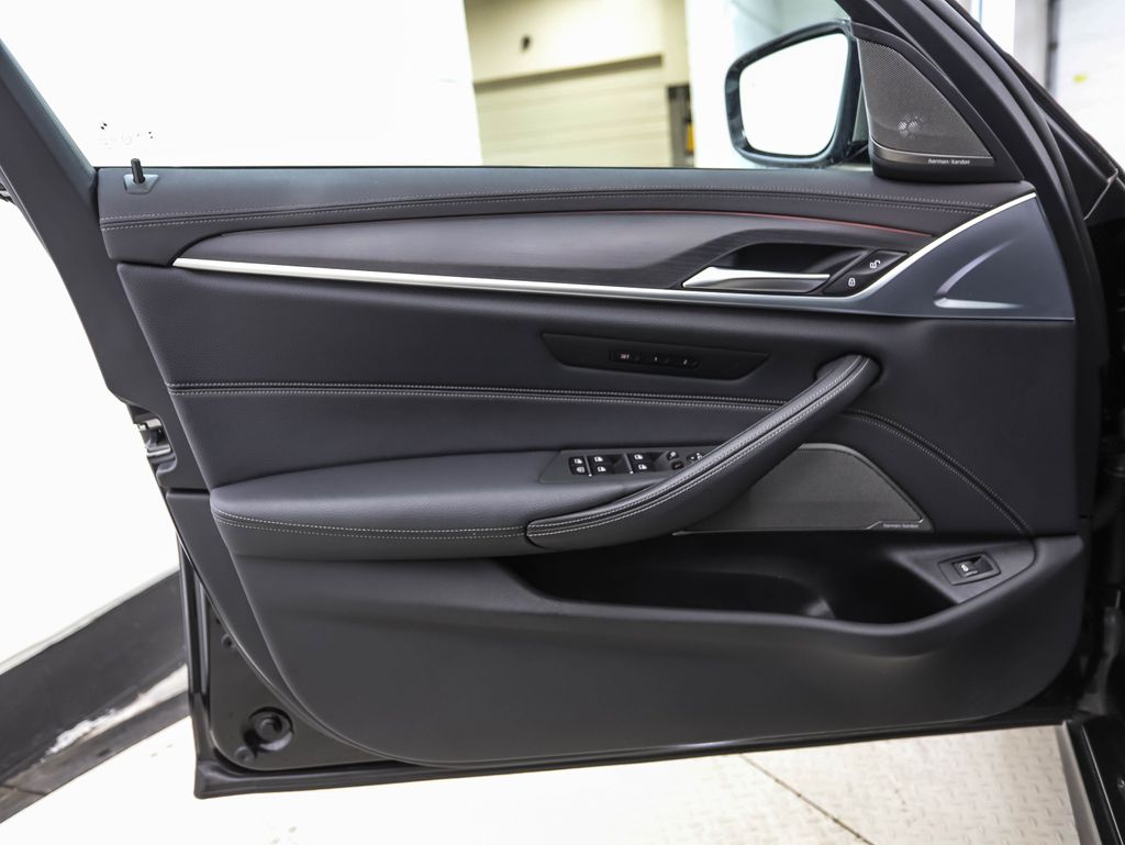 Thumbnail: 2023 BMW 5 Series - 9