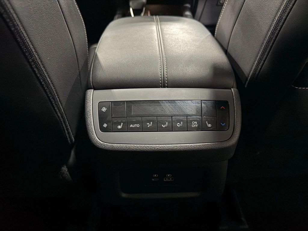 Certified Used 2024 Pearl White Tricoat/Super Black Nissan SL image 21