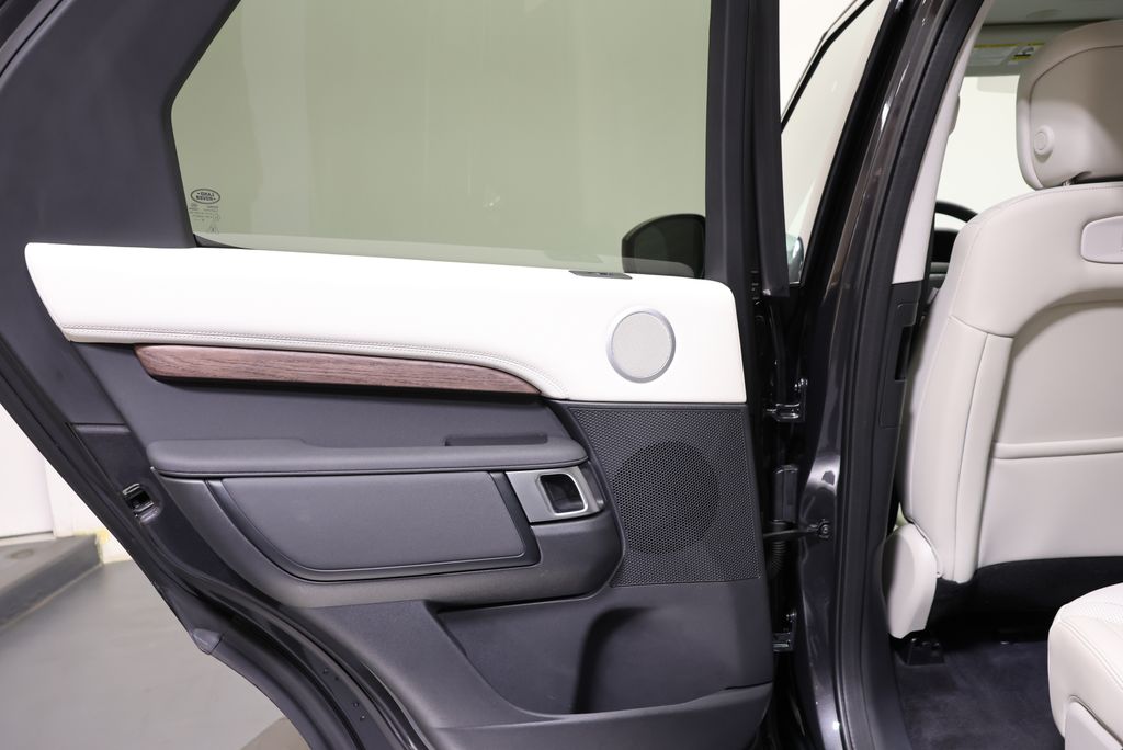 Thumbnail: 2026 Land Rover Discovery - 32