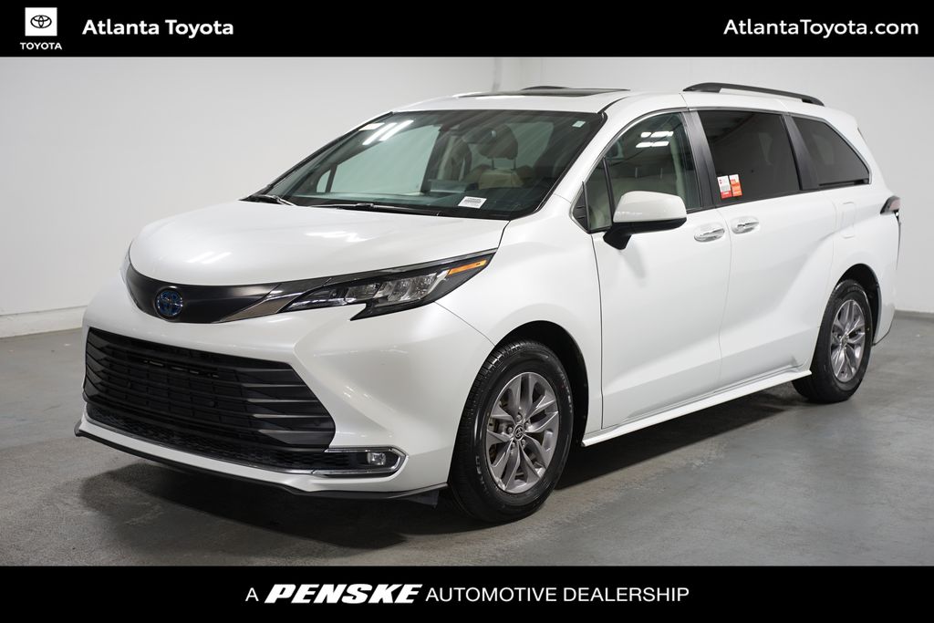 2022 Toyota Sienna XLE Hero Image