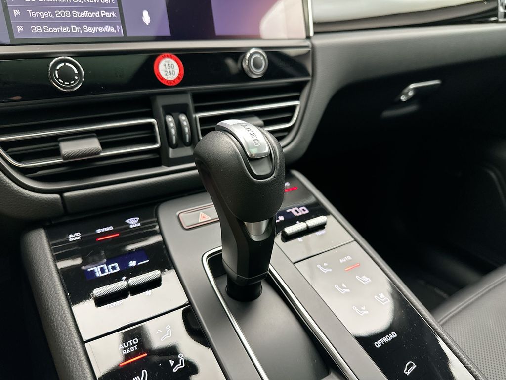 Thumbnail: 2024 Porsche Macan - 12