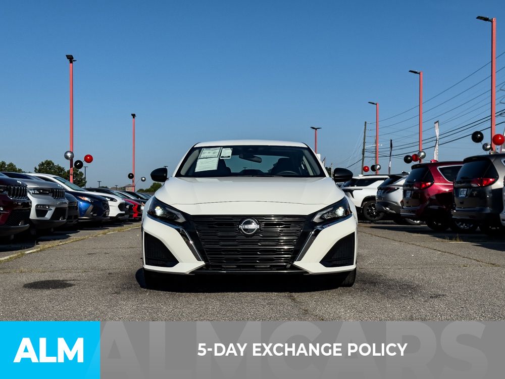 Used 2025 White Nissan 2.5 SV image 3