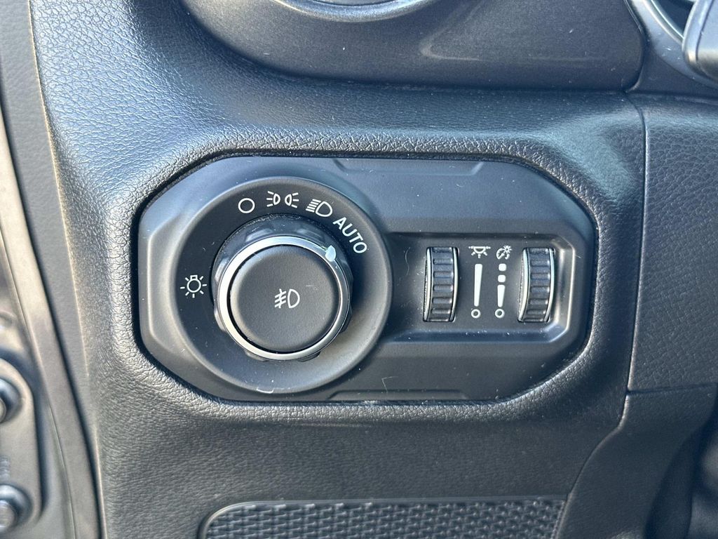 Thumbnail: 2020 Jeep Wrangler - 32