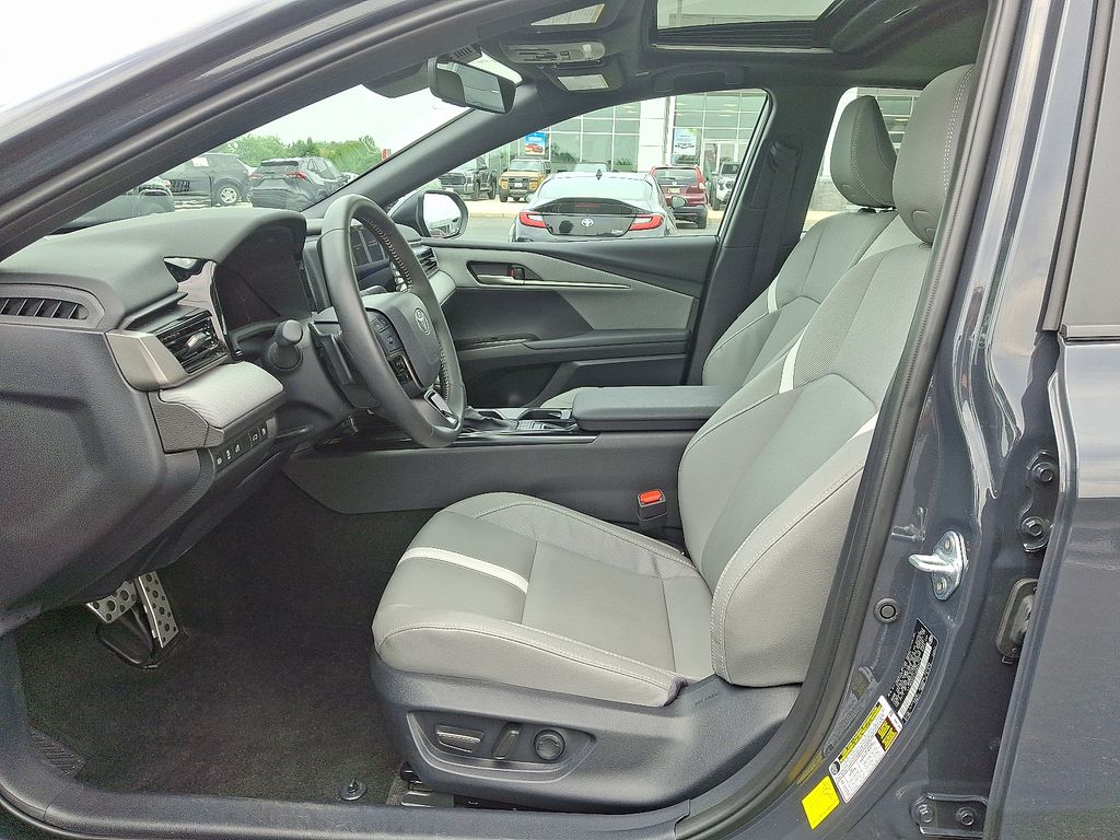 2025 Toyota Camry SE 14