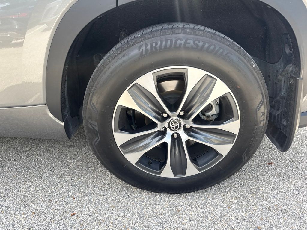 Used 2025  Toyota XLE image 9