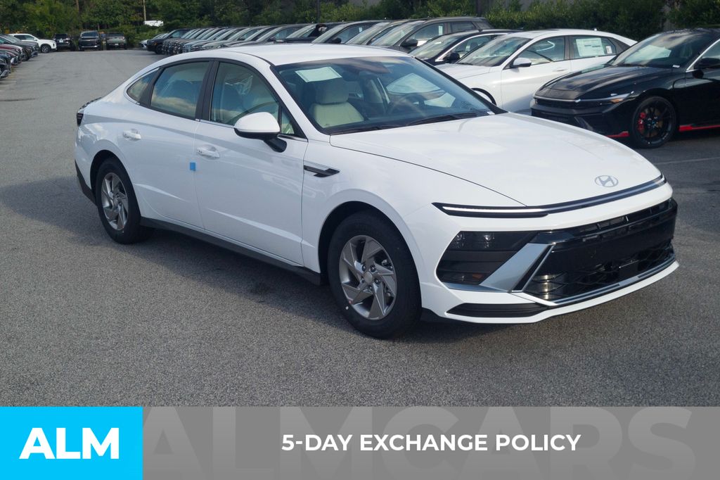 Used 2025 White Hyundai SE image 3