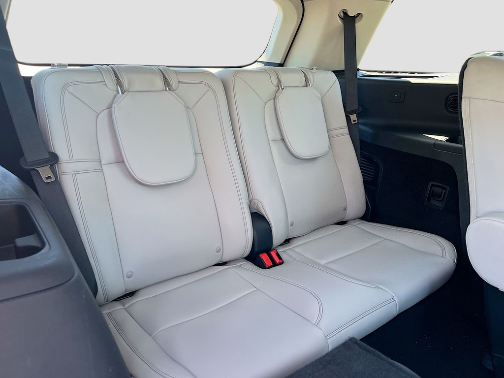 Used 2025 White Lincoln Premiere image 28