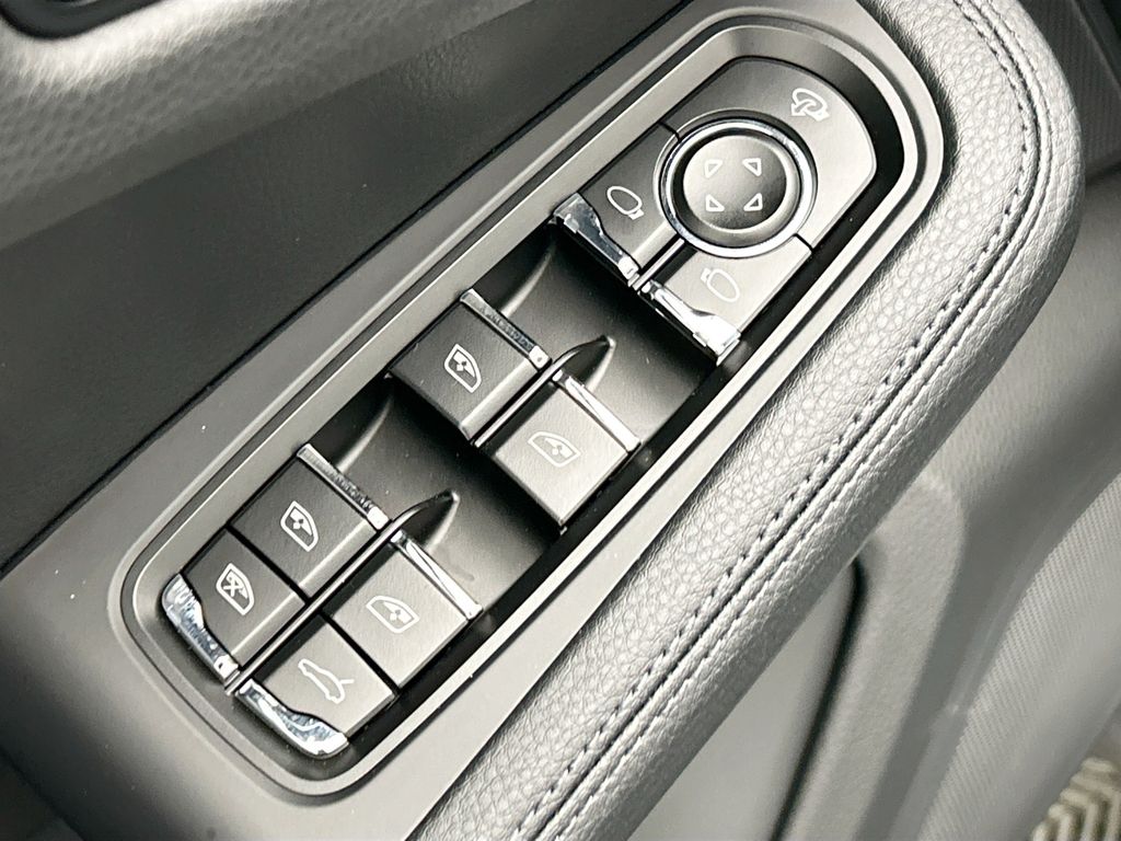 Thumbnail: 2026 Porsche Macan - 24