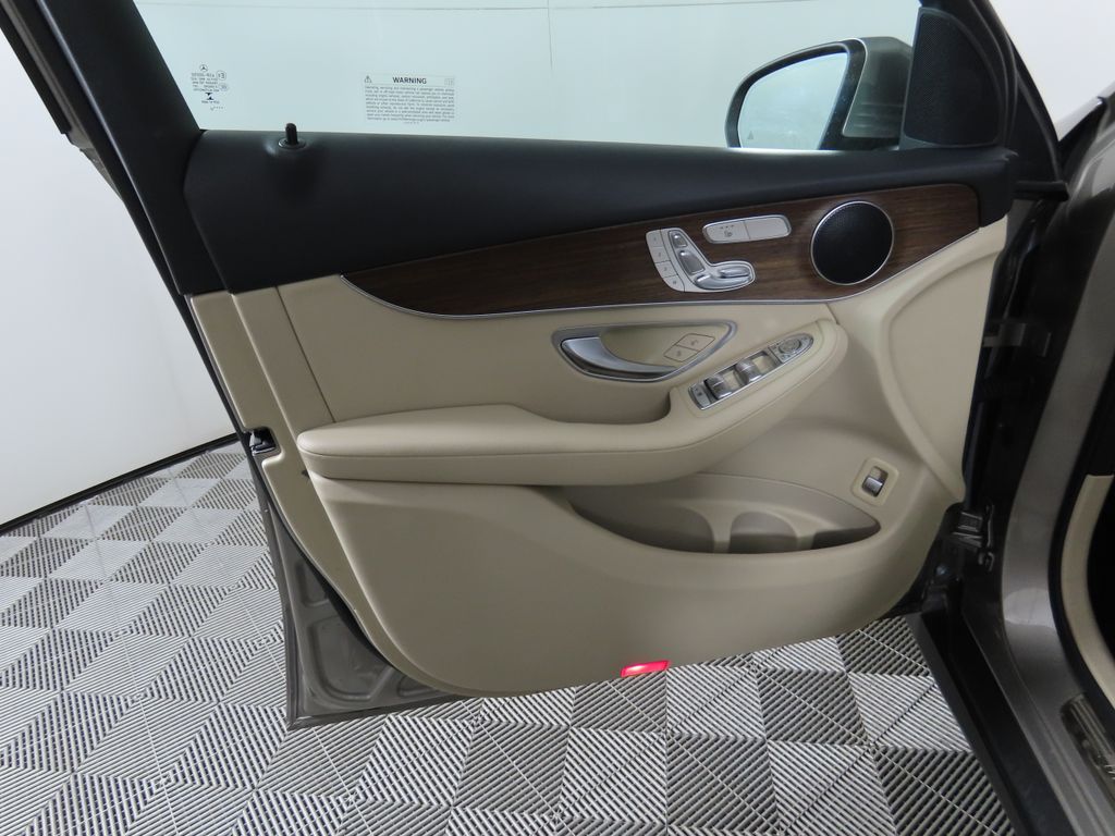 2022 Mercedes-Benz GLC 300 24