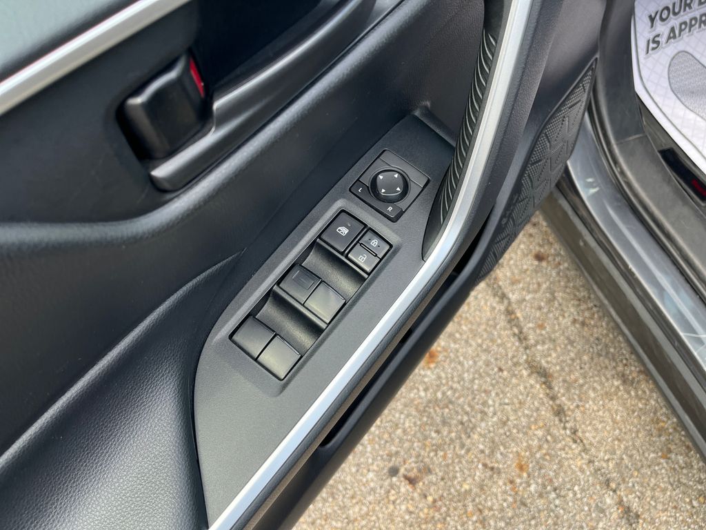 2019 Toyota RAV4 LE photo
