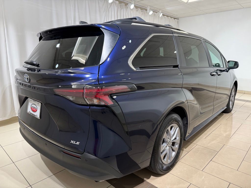 Thumbnail: 2025 Toyota Sienna - 5