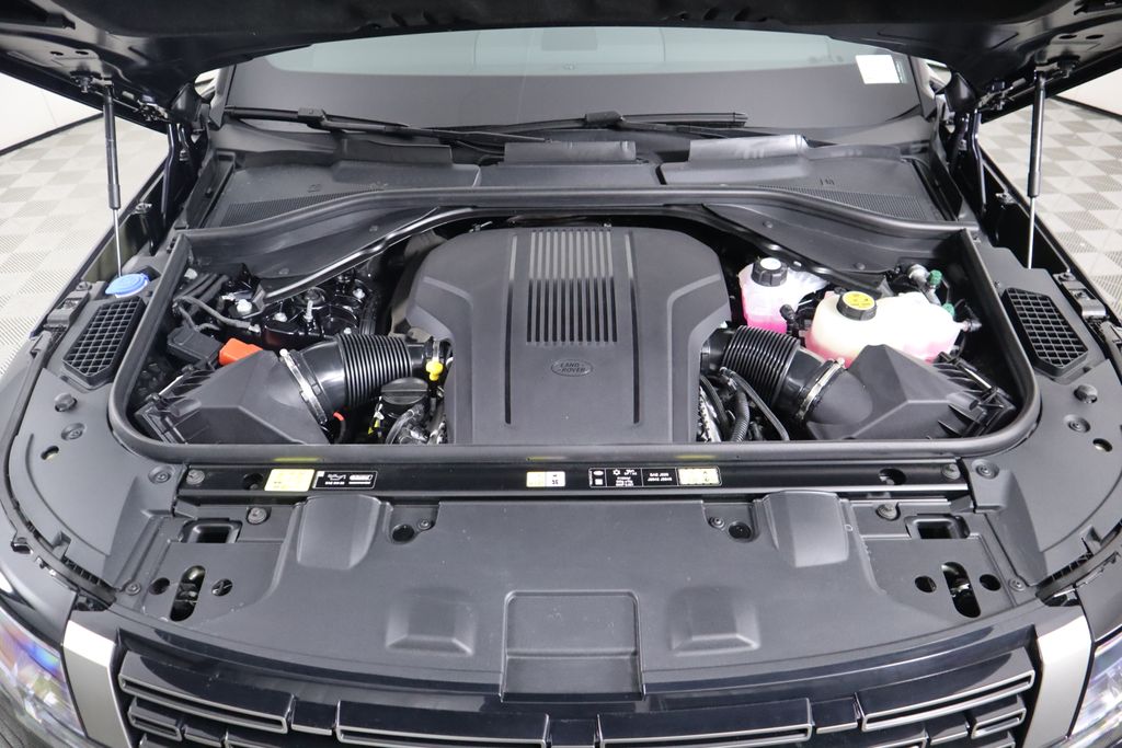 2025 Land Rover Range Rover SE 30