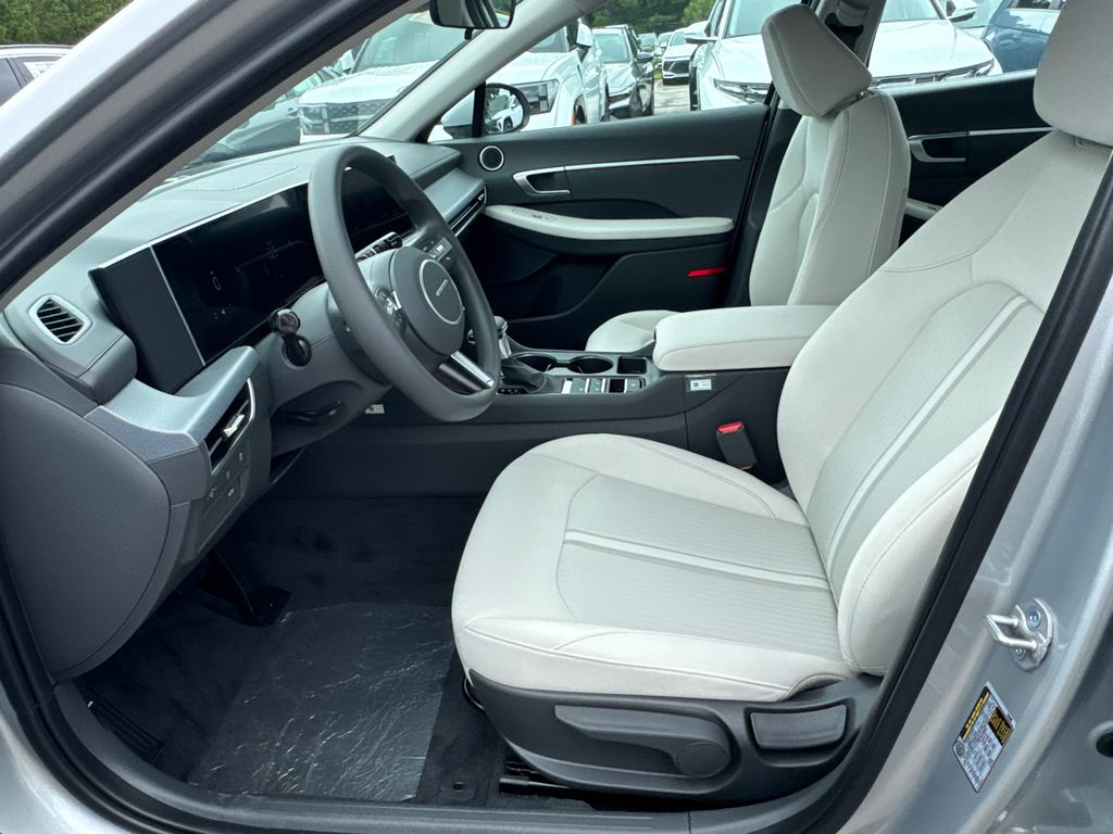 2025 Hyundai Sonata SE photo 9