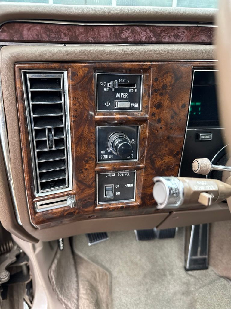 1992 Cadillac Brougham — photo 17