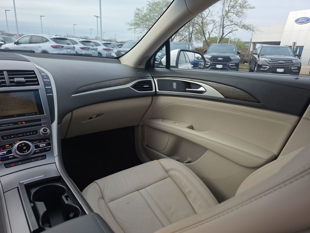 Used 2018 White Lincoln Select image 23