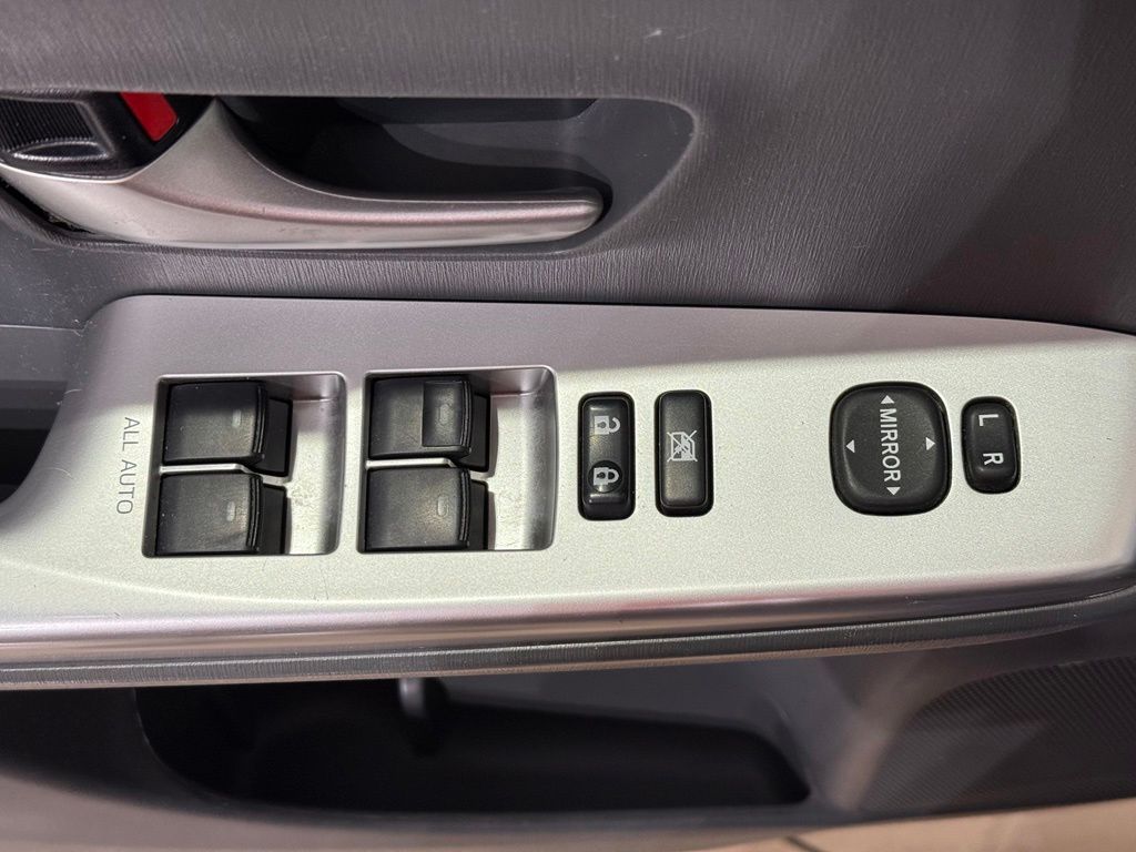 Thumbnail: 2012 Toyota Prius v - 16