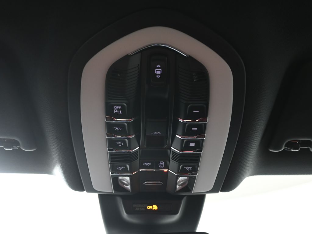 Thumbnail: 2026 Porsche Macan - 21