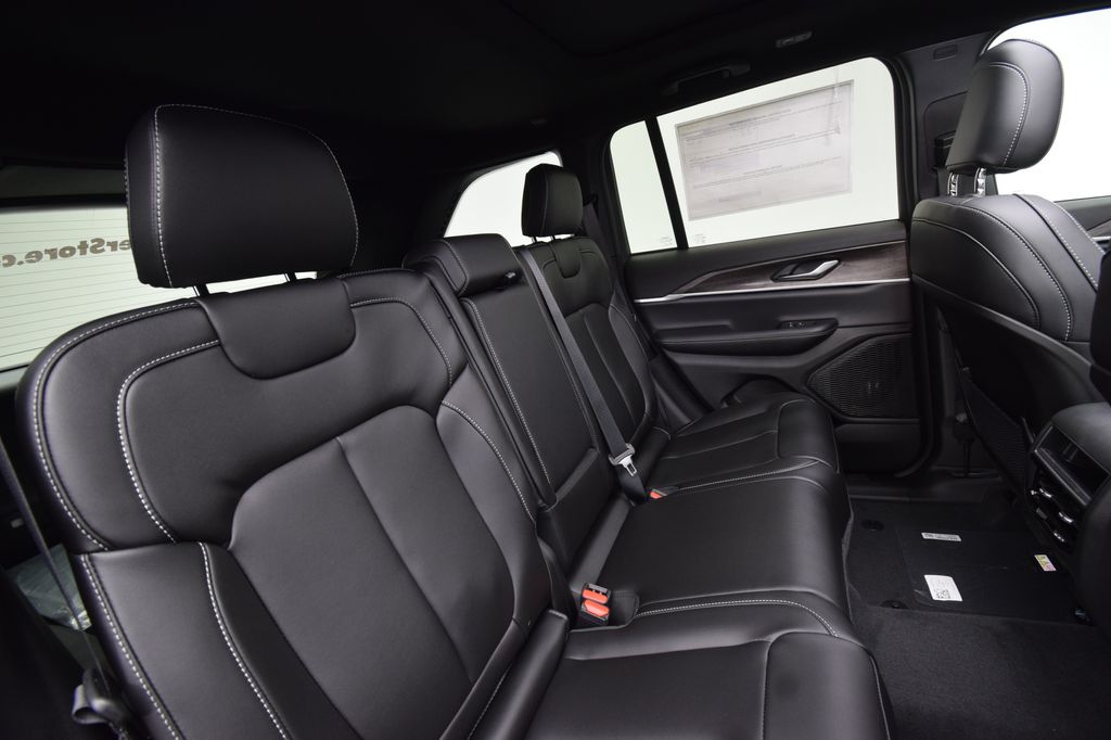 new 2025 Jeep Grand Cherokee car, priced at $50,186