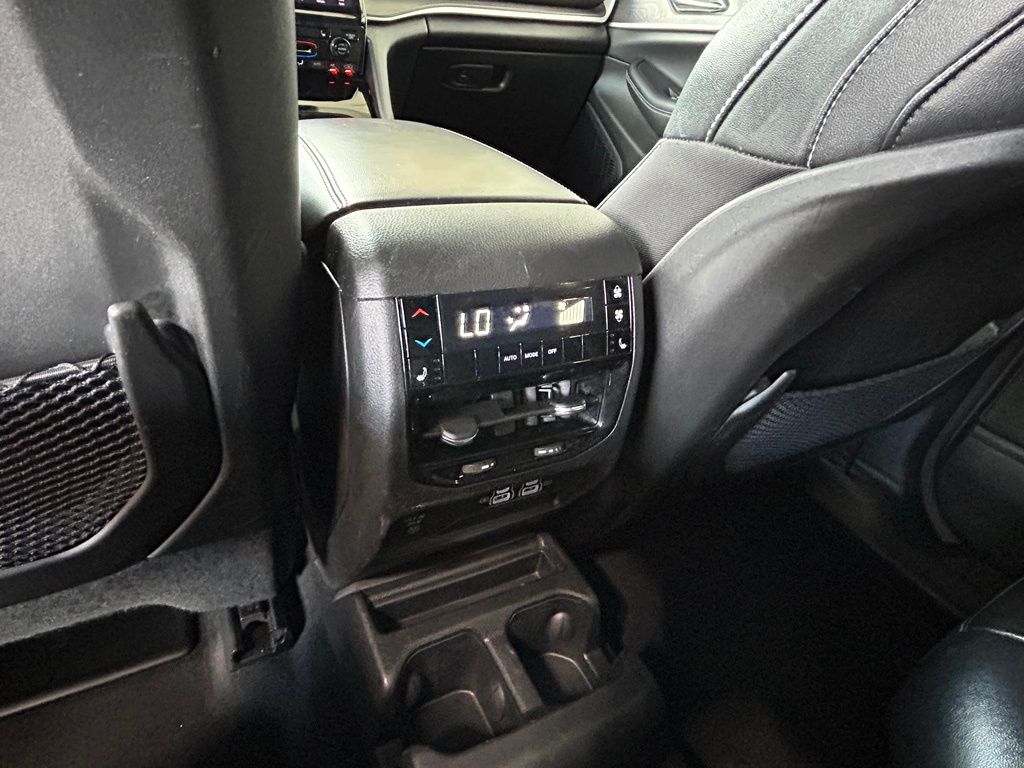 Used 2023 Diamond Black Crystal Pearlcoat Jeep Limited image 37