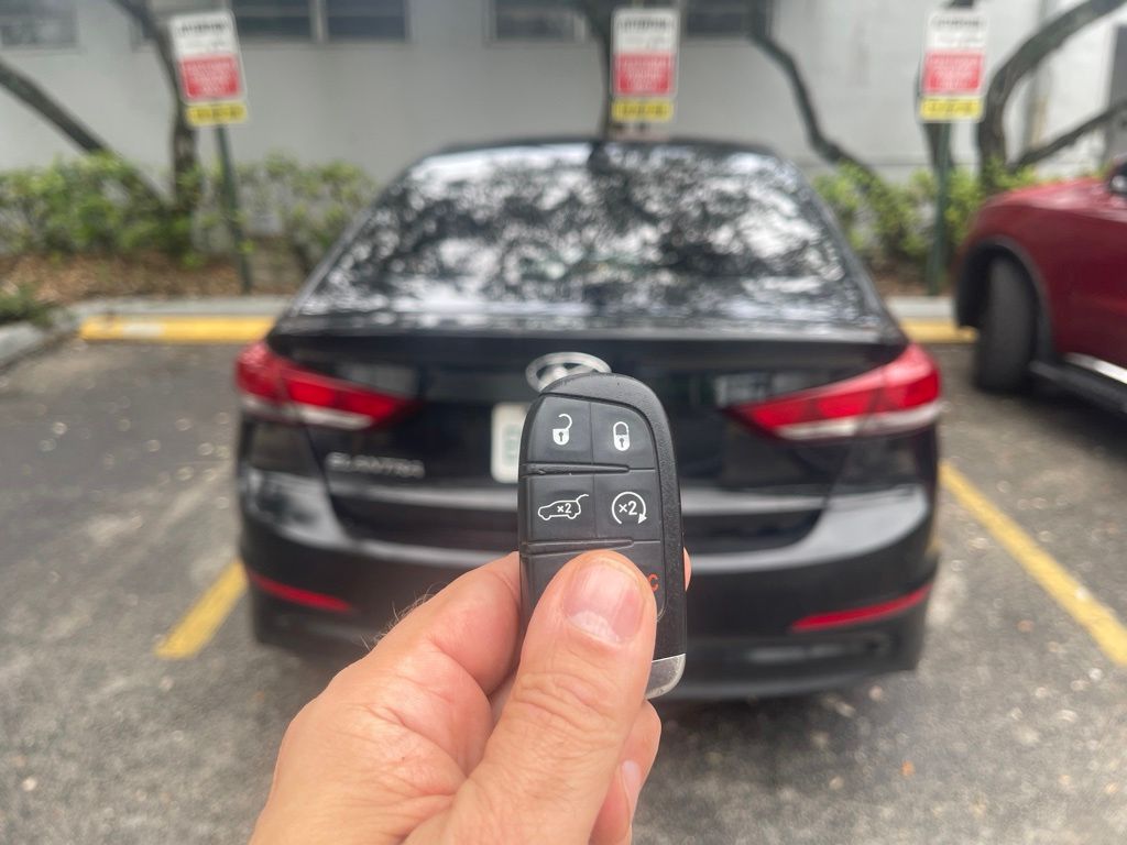 Used 2018 Black Hyundai SEL image 4