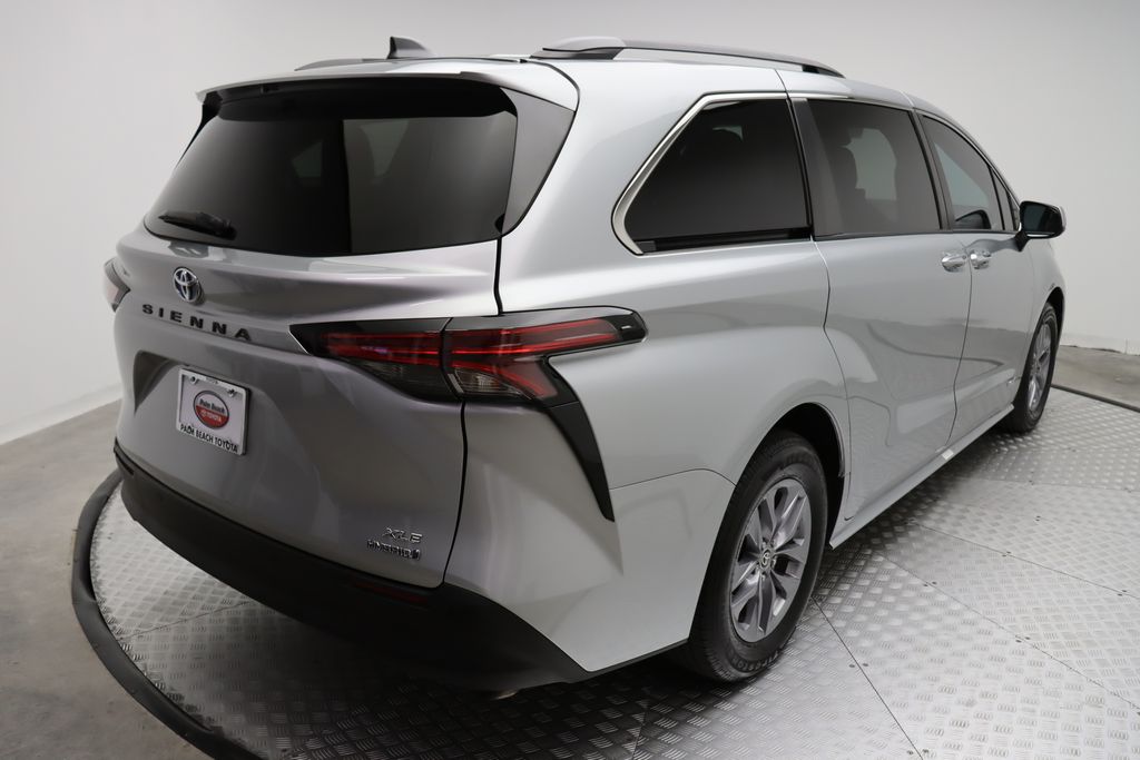 2021 Toyota Sienna XLE 8