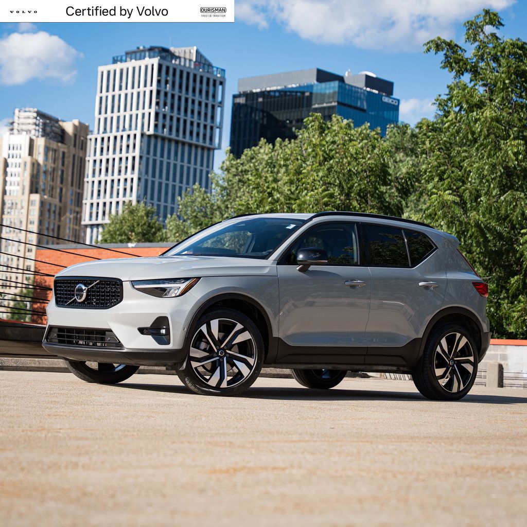 2024 Volvo XC40 B5 Plus Dark Theme AWD