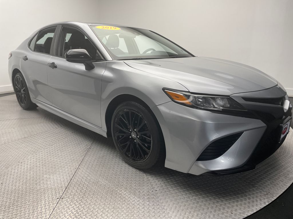 2019 Toyota Camry SE 3