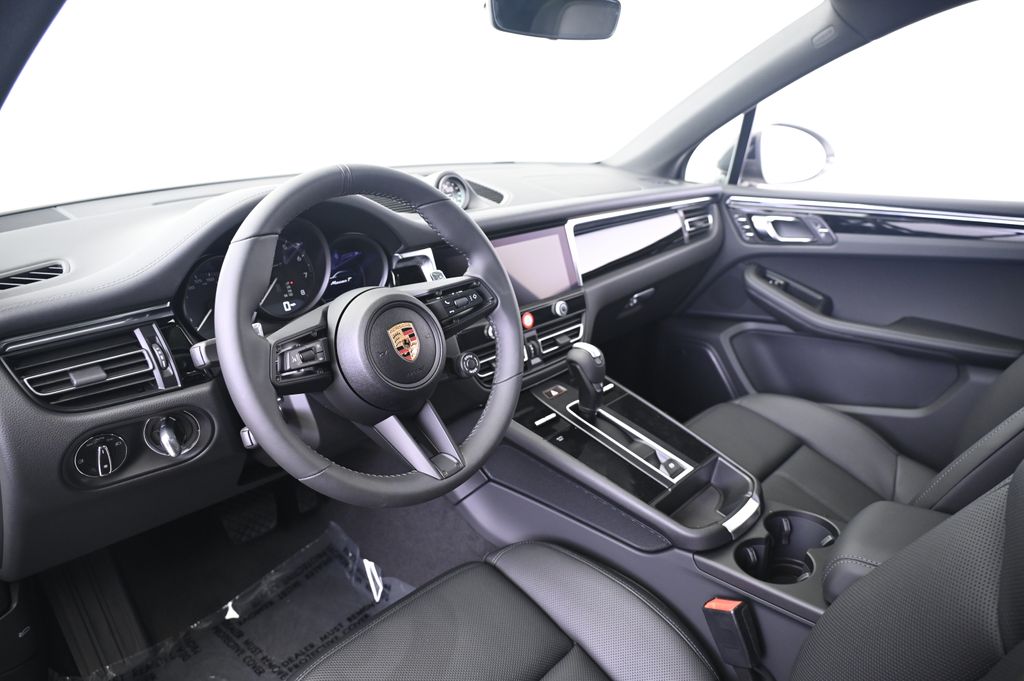 Thumbnail: 2025 Porsche Macan - 4