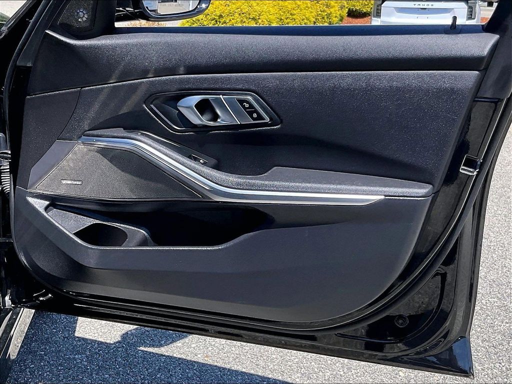 2021 BMW 3 Series — photo 12