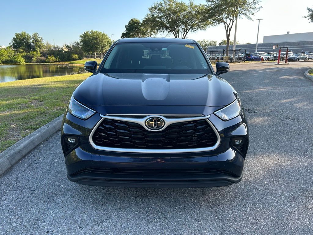 Thumbnail: 2022 Toyota Highlander - 8