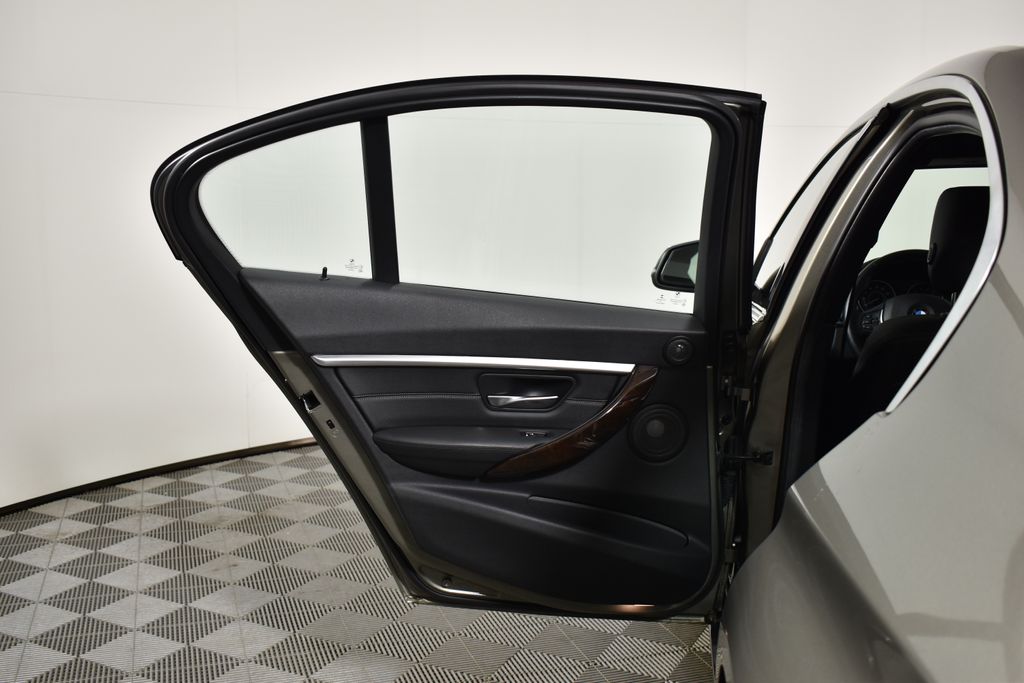 Thumbnail: 2016 BMW 3 Series - 32