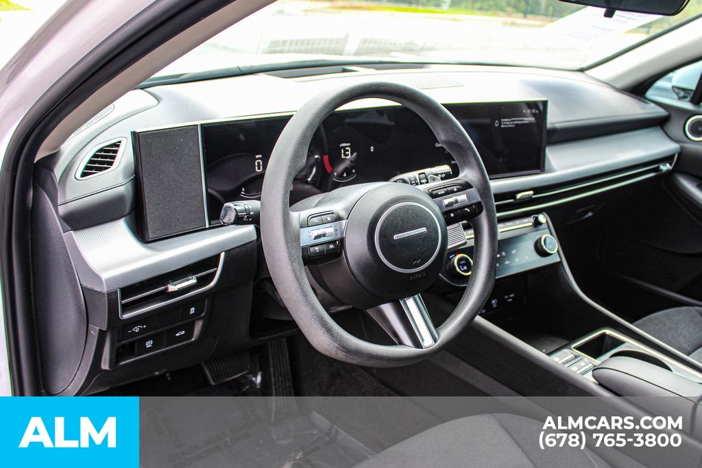 Used 2025 White Hyundai SEL image 21