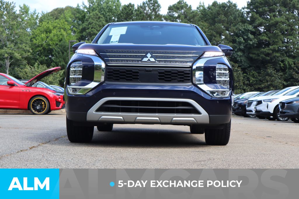 2023 Mitsubishi Outlander SE photo 2