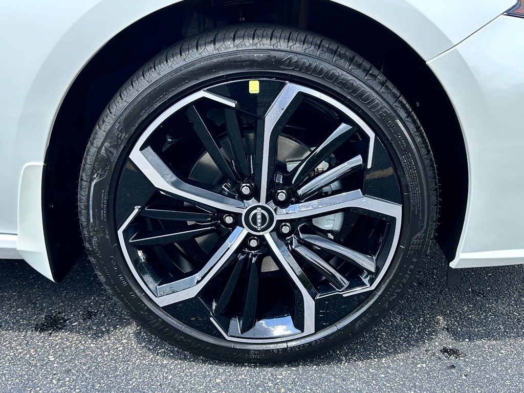 New 2026 Pearl White/Super Black Nissan 2.5 SR image 9