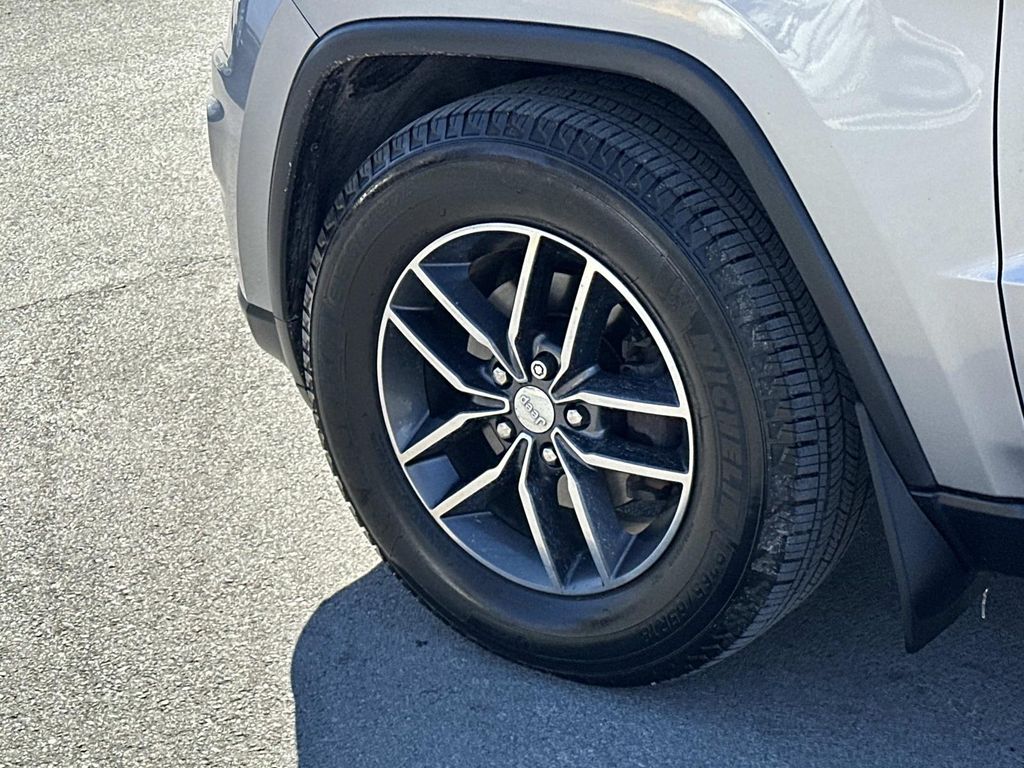 Thumbnail: 2017 Jeep Grand Cherokee - 15