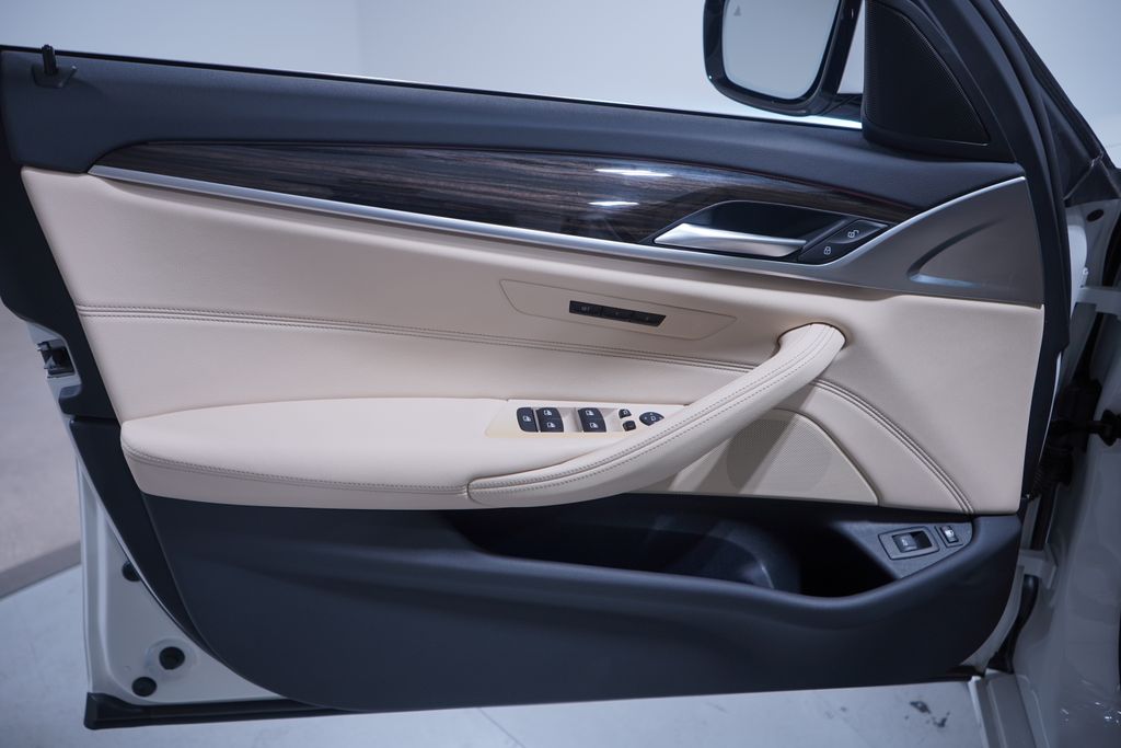 Thumbnail: 2023 BMW 5 Series - 16