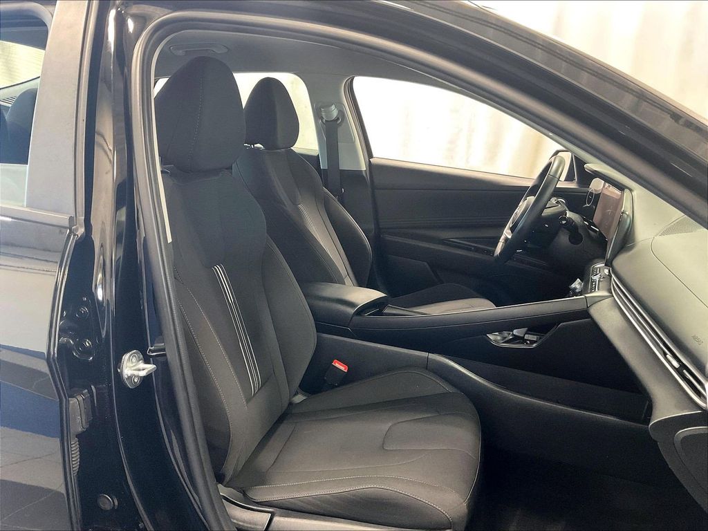 2023 Hyundai Elantra — photo 11