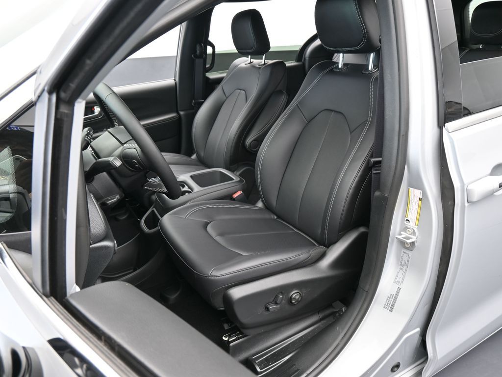 New 2026 Silver Mist Clearcoat Chrysler Select image 10