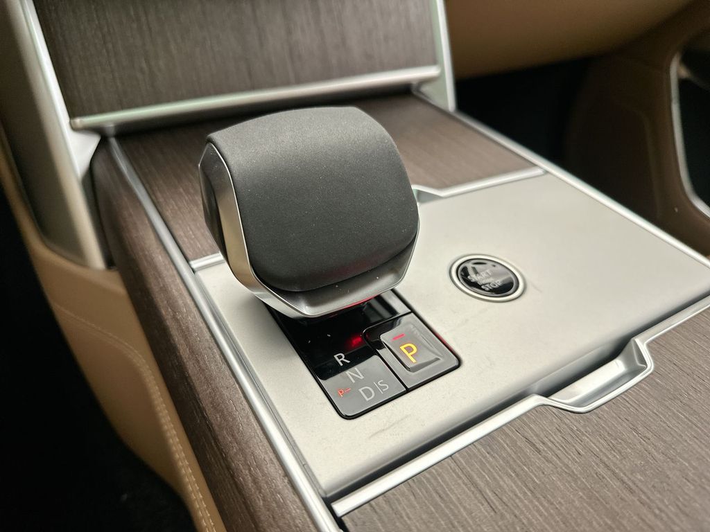 2025 Land Rover Range Rover SE 11