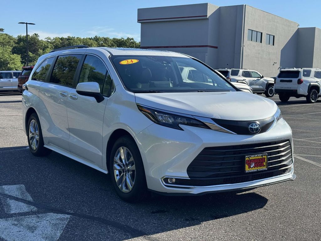 White (Wind Chill Pearl) 2024 Toyota Sienna Minivan Front-Wheel Drive Continuously Variable Transmission