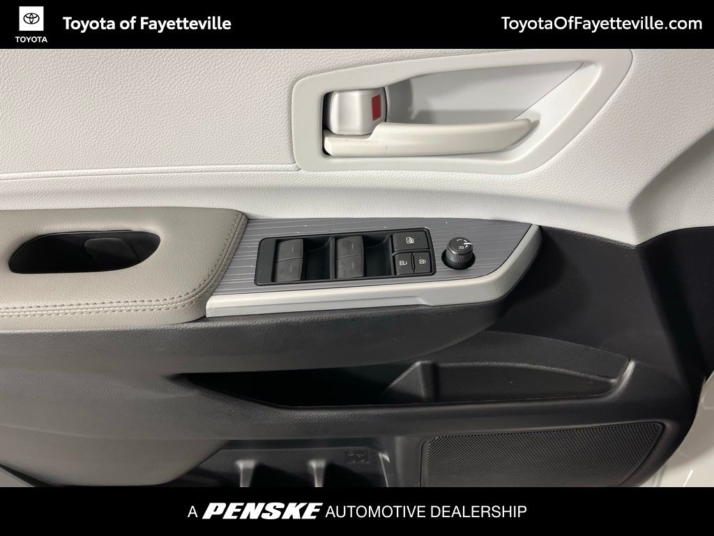 2025 Toyota Sienna LE 27