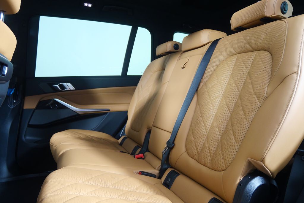 Thumbnail: 2026 BMW X7 - 16