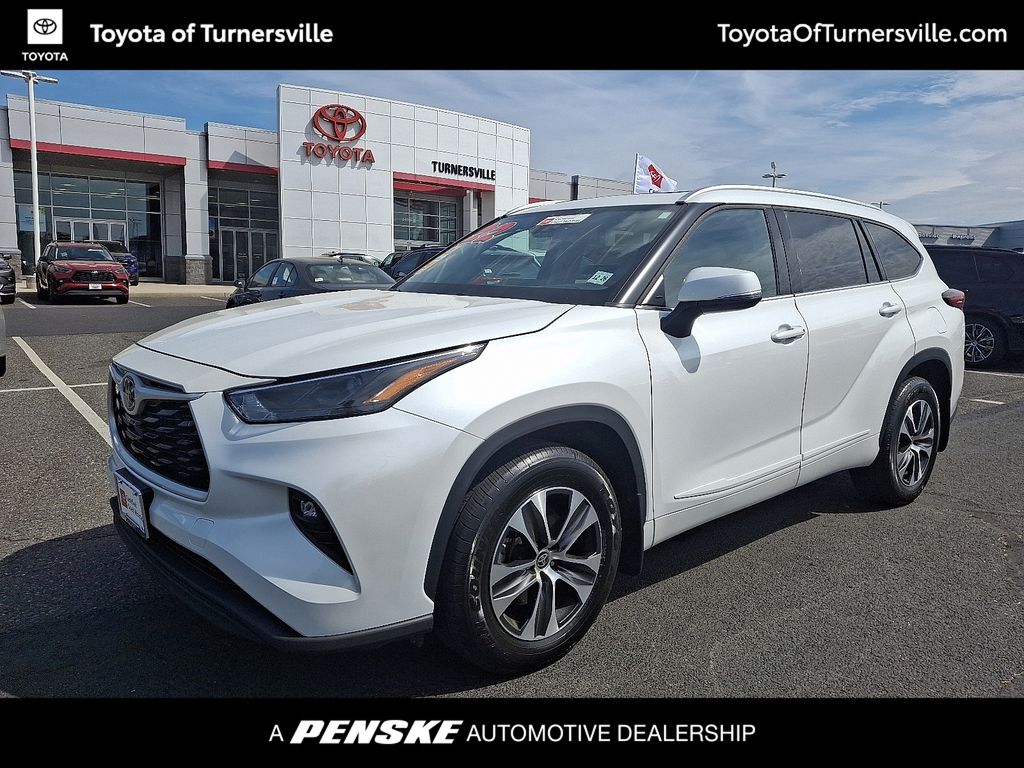 2022 Toyota Highlander XLE Hero Image