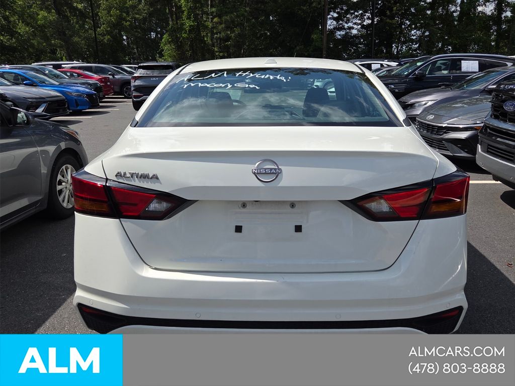 Used 2025 White Nissan 2.5 SV image 4