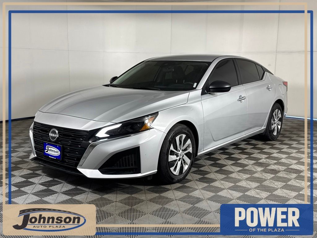 Brilliant Silver Metallic 2024 Nissan Altima Sedan Front-Wheel Drive Continuously Variable Transmission