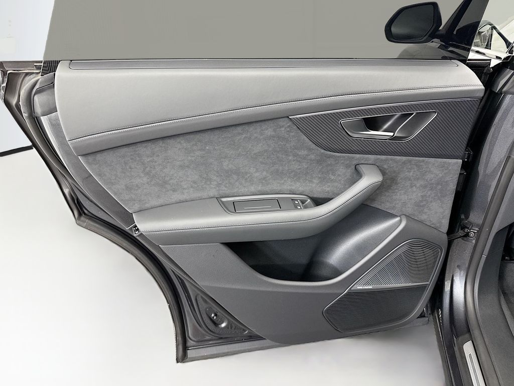 Thumbnail: 2025 Audi RS Q8 - 25