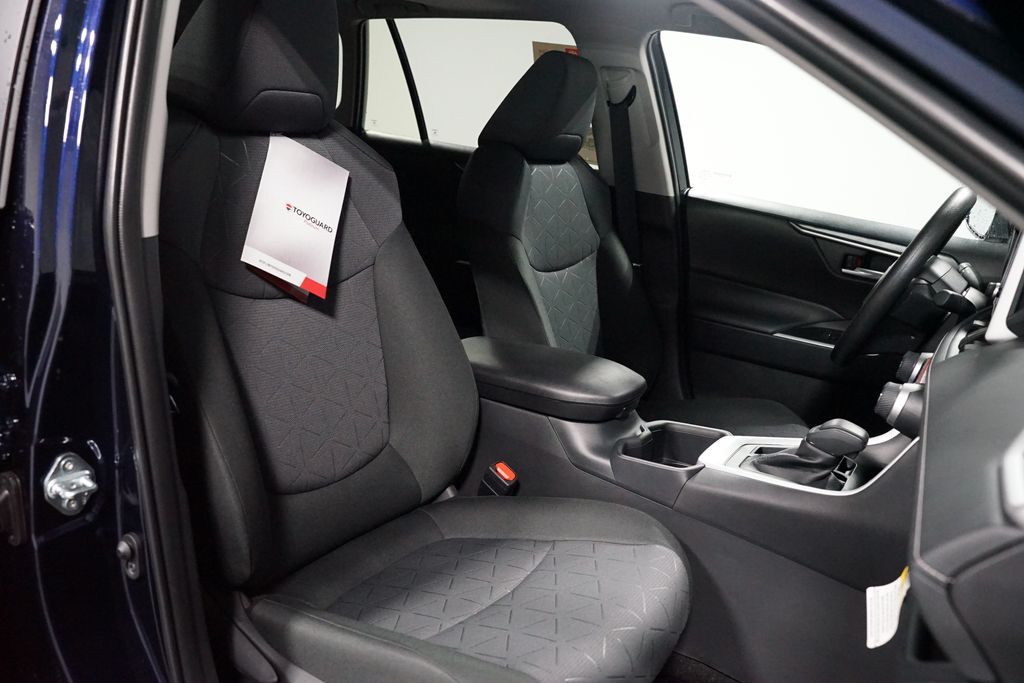 2025 Toyota RAV4 XLE 28