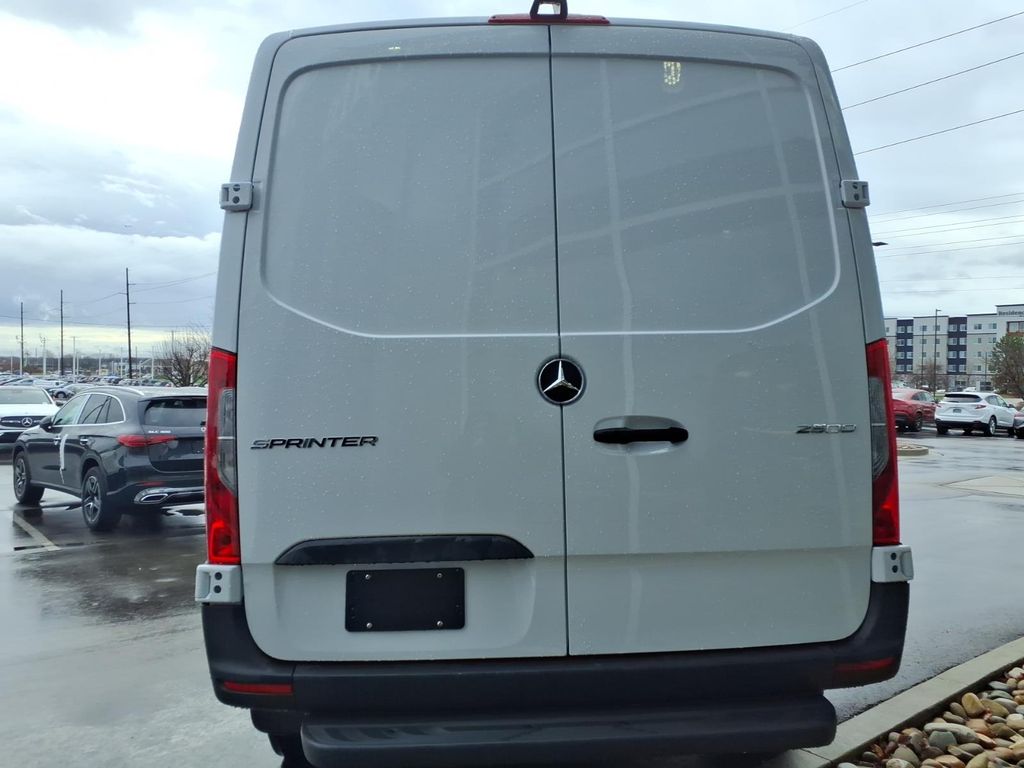 Used 2026  Mercedes-Benz Cargo 144 WB image 5