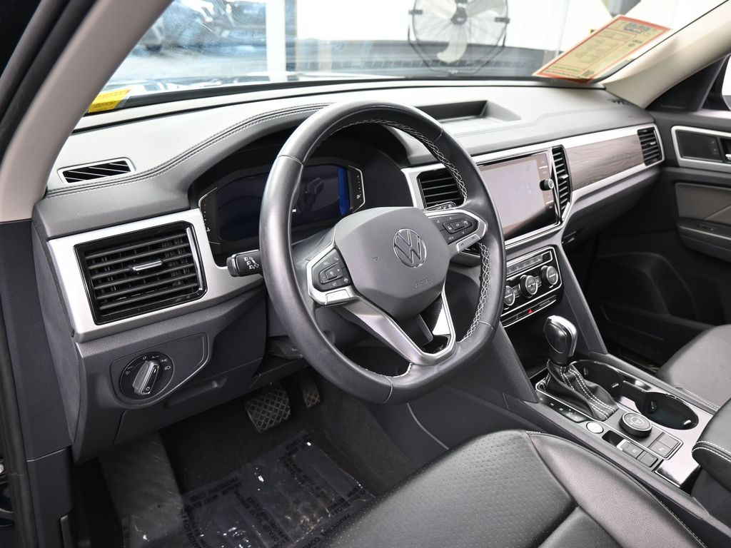 Used 2022 Deep Black Volkswagen 3.6L V6 SE w/Technology image 10