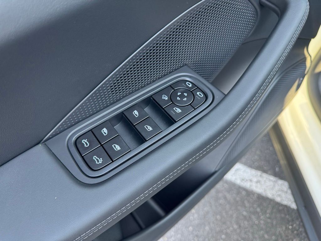 2024 Porsche Macan T 12